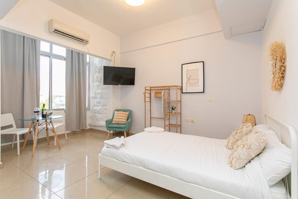 Bed, TV and multimedia, Seating area, Bedroom, towels, air conditioner