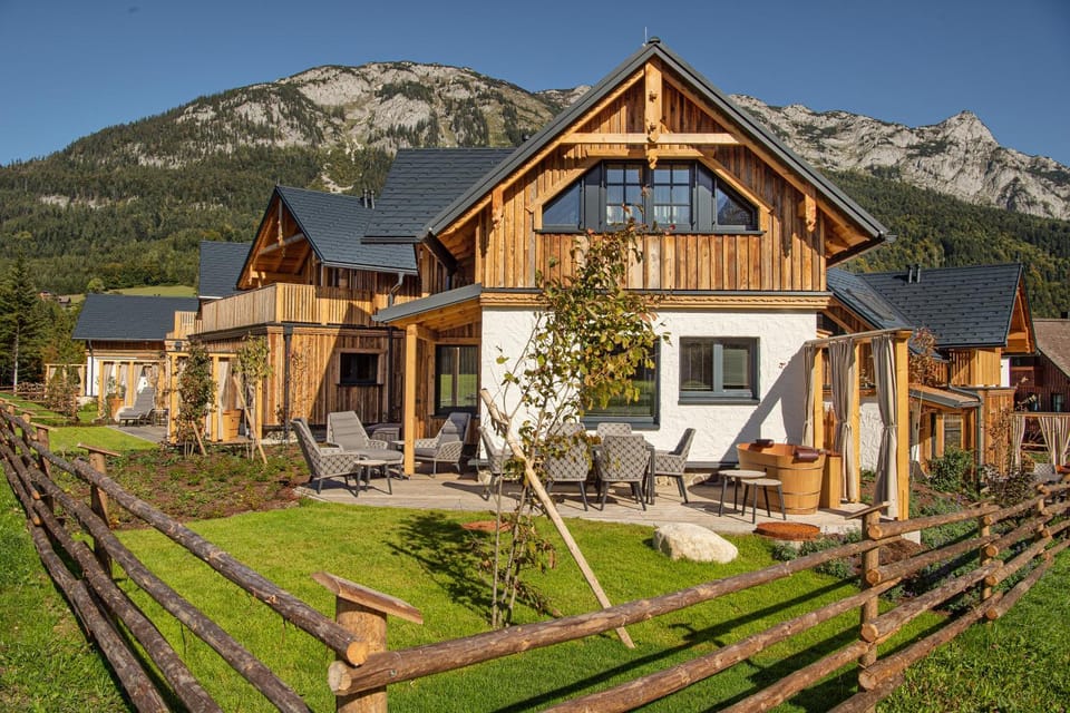 Property building, Natural landscape, Garden, Autumn, On site, Garden view, Mountain view