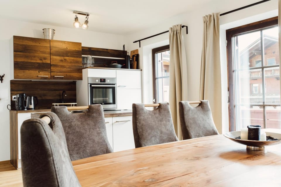 Kitchen or kitchenette, Seating area, Dining area, stove