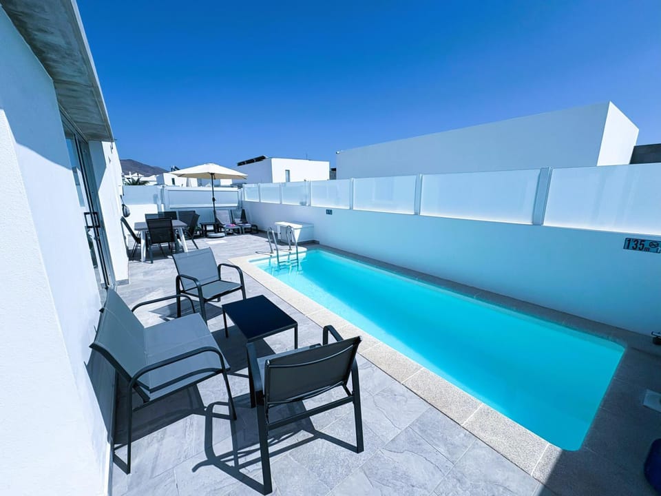 View (from property/room), Balcony/Terrace, Pool view, Swimming pool, sunbed