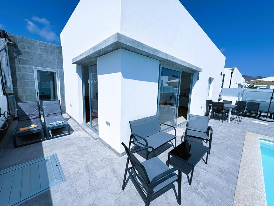 Property building, Day, Balcony/Terrace, Swimming pool