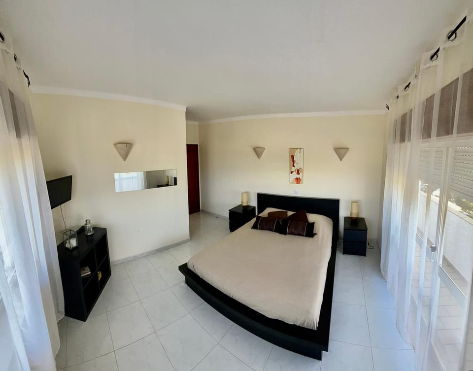 Bed, TV and multimedia, Photo of the whole room, Bedroom
