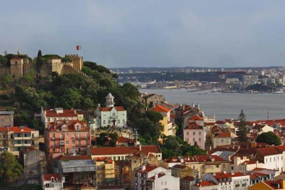 LovelyStay - Turquoise River View II Apartment in Lisbon
