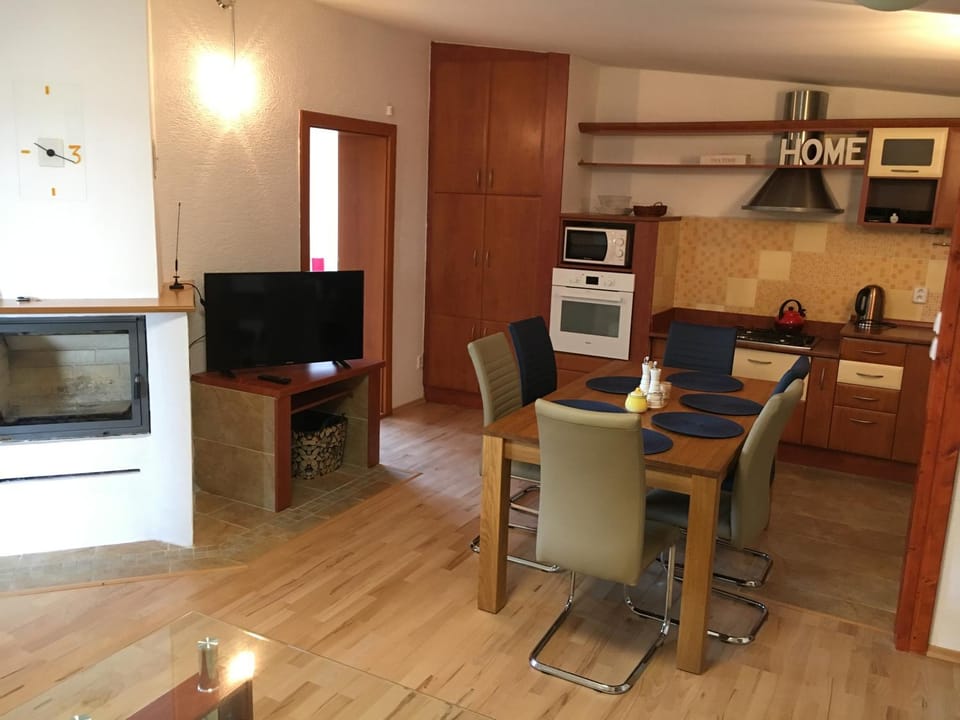 Communal lounge/ TV room, TV and multimedia, Living room, Seating area, Dining area