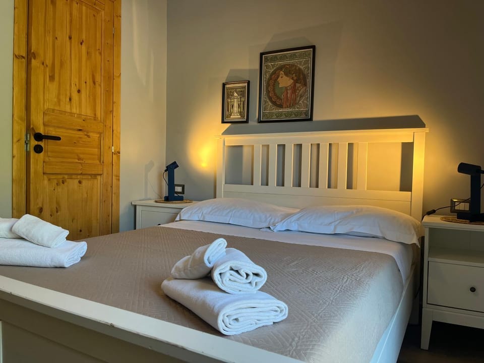 Bed, Photo of the whole room, Bedroom, towels