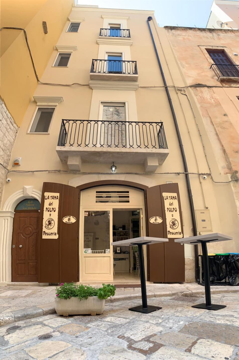 Property building, Restaurant/places to eat, Facade/entrance, Property logo or sign