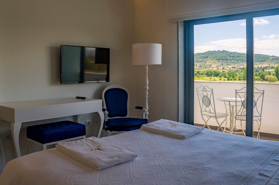 Bed, TV and multimedia, Balcony/Terrace, Photo of the whole room, Bedroom, Mountain view