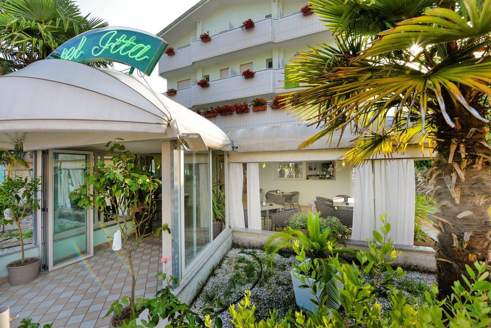 Facade/entrance, Day, Garden, Balcony/Terrace