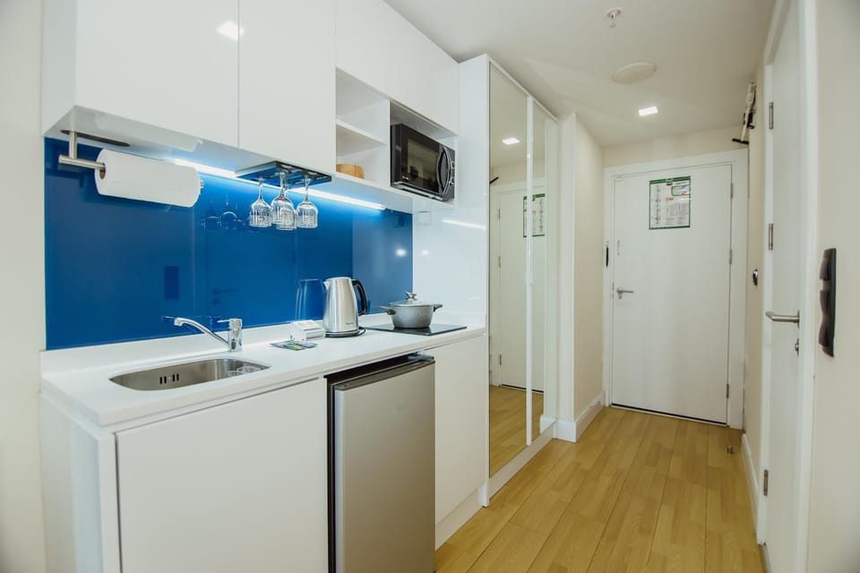 Kitchen or kitchenette, minibar, stove