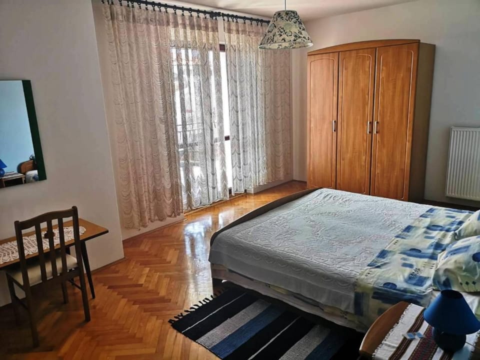 Bed, Photo of the whole room, Bedroom, Quiet street view