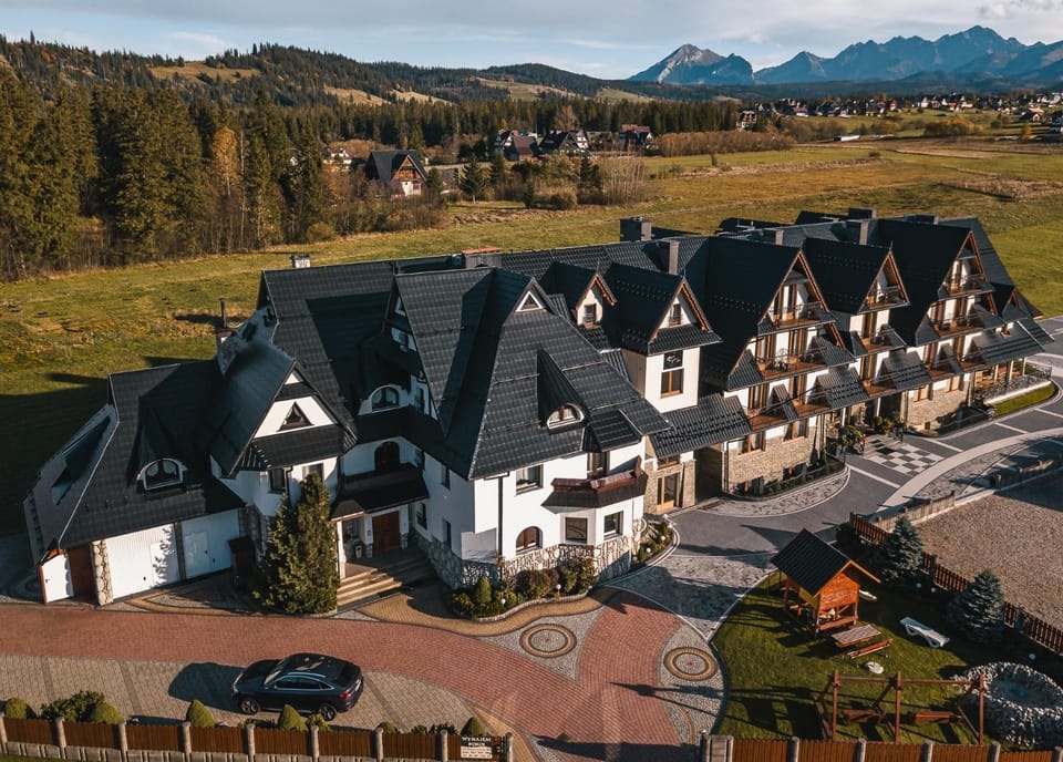Property building, Day, Neighbourhood, Natural landscape, Bird's eye view, Mountain view, Location, Parking