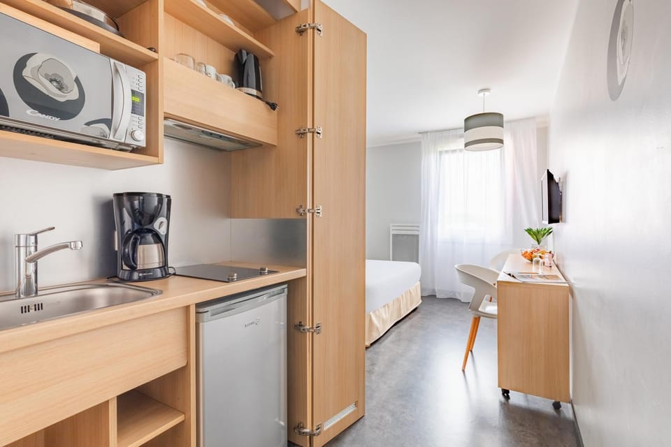 Kitchen or kitchenette, kitchen
