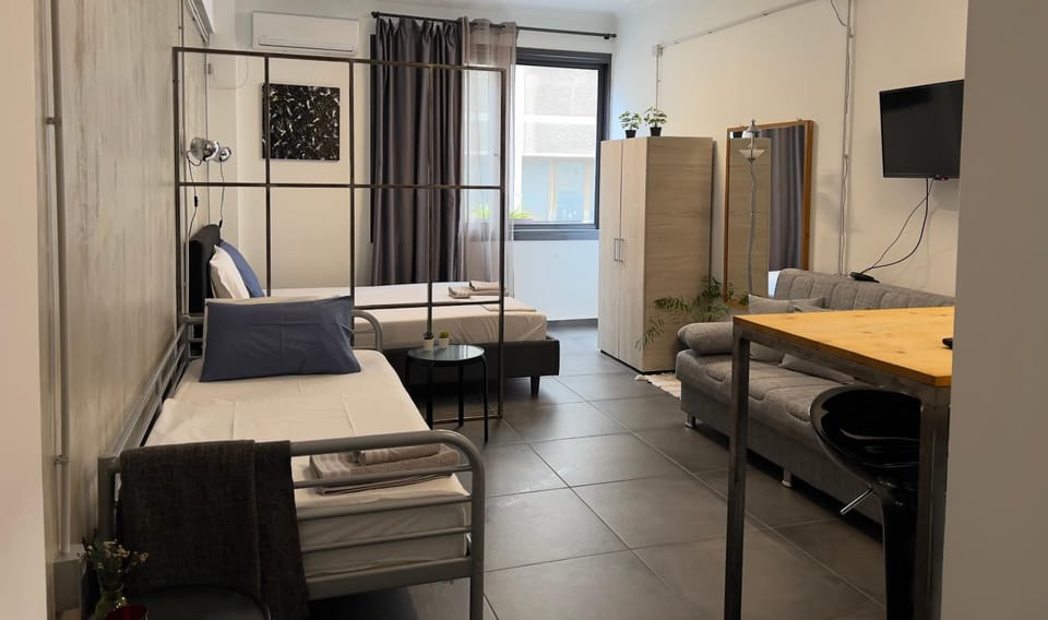 Bed, TV and multimedia, Living room