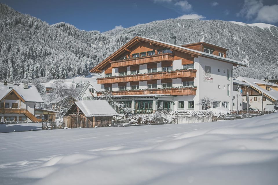 Property building, Nearby landmark, Facade/entrance, Winter