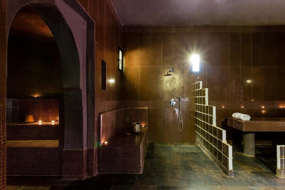 Massage, Sauna, Steam room, Spa and wellness centre/facilities