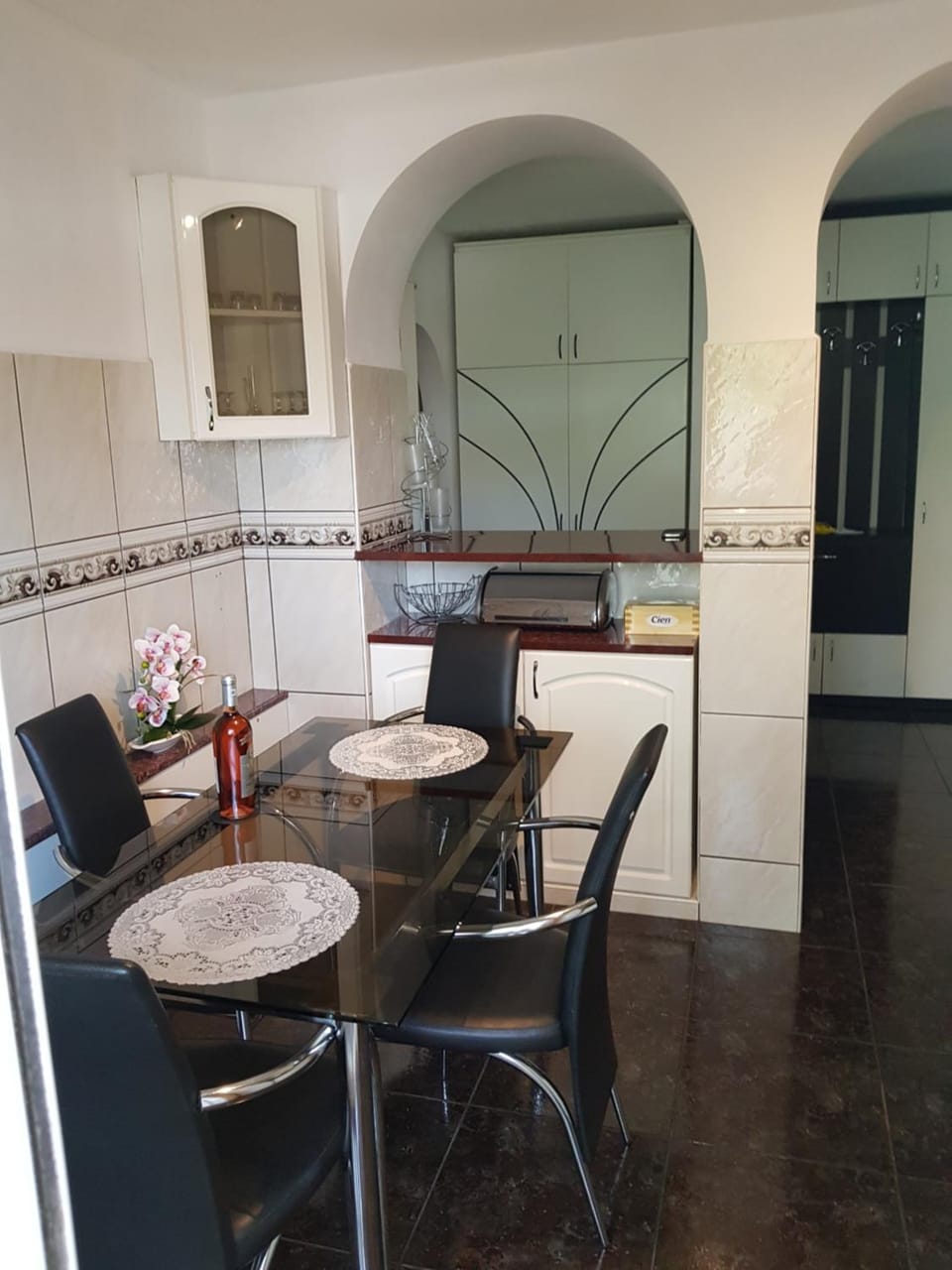 Kitchen or kitchenette, Dining area, minibar