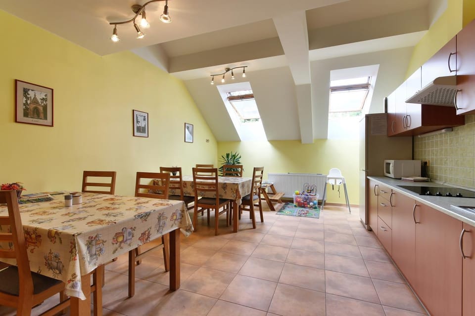 Restaurant/places to eat, Lounge or bar, Dining area