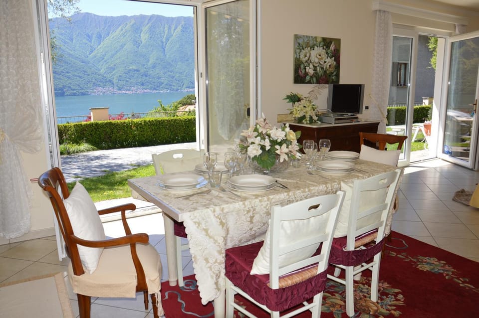 Kitchen or kitchenette, Dining area, Lake view