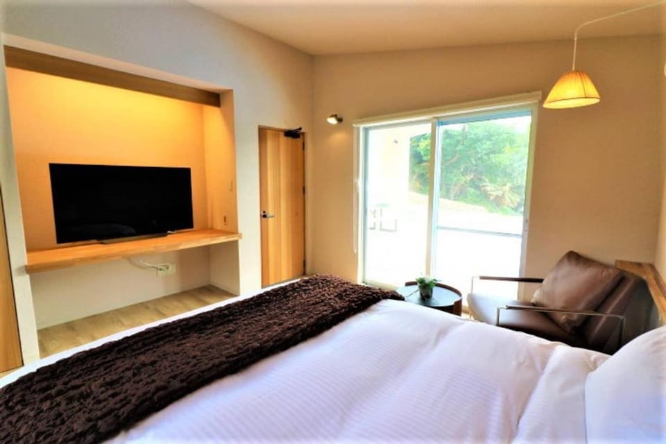 Bed, TV and multimedia, Bedroom