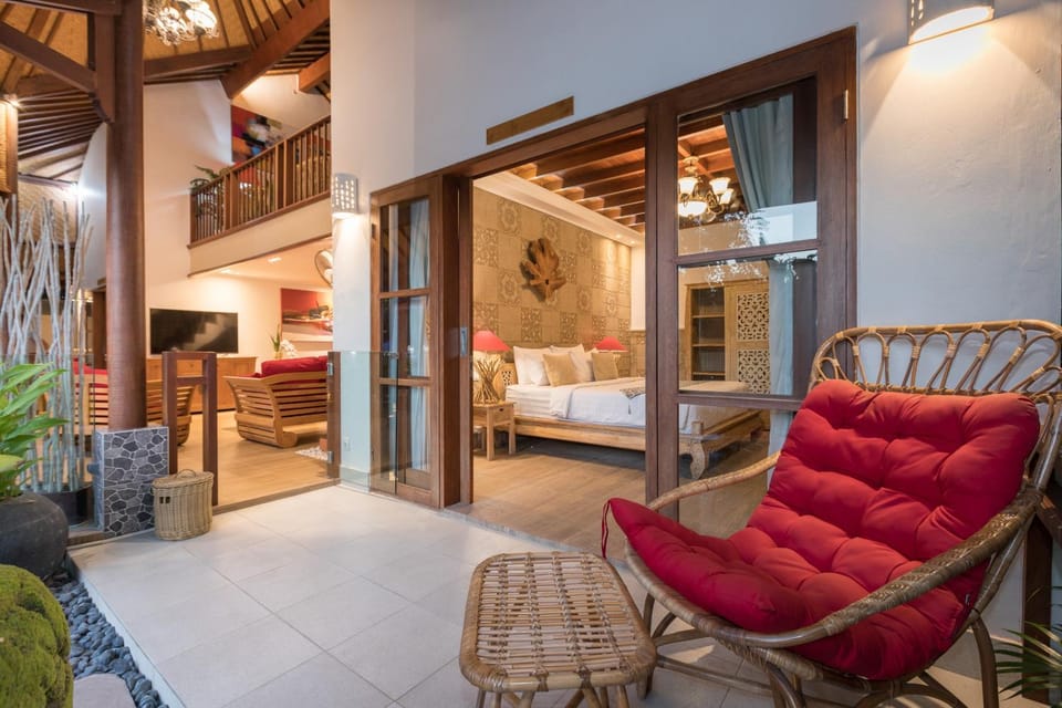 Patio, Facade/entrance, Living room, Seating area