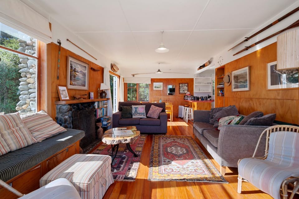 North Cole Cottage - Hatepe Lake Front Home House in Manawatū-Whanganui, New Zealand