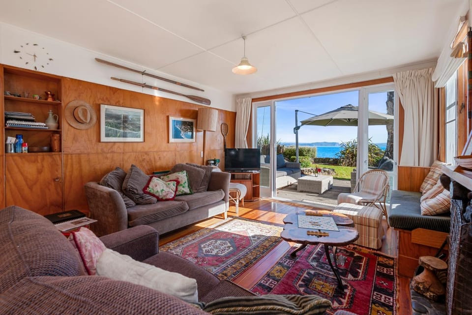 North Cole Cottage - Hatepe Lake Front Home House in Manawatū-Whanganui, New Zealand