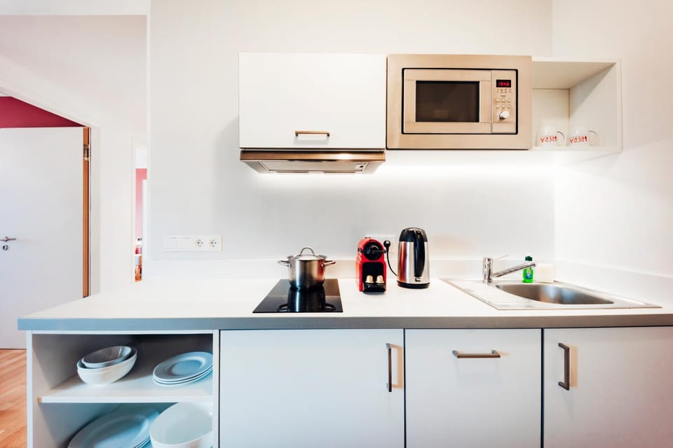 Coffee/tea facilities, Kitchen or kitchenette, microwave, stove
