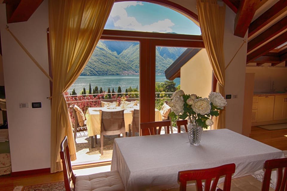 Living room, Dining area, Lake view