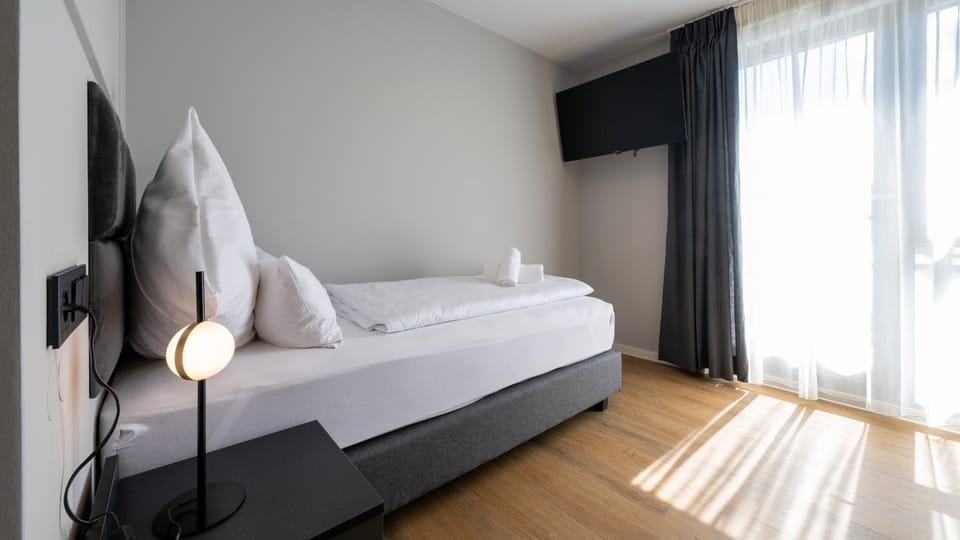 Bed, TV and multimedia, Bedroom
