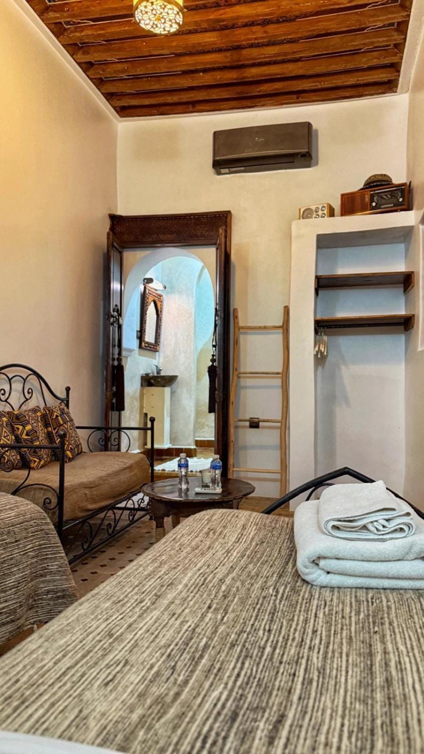 Living room, Photo of the whole room, Seating area, air conditioner