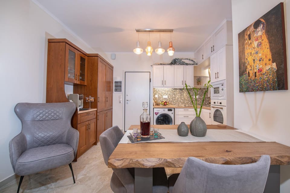 Kitchen or kitchenette, Dining area