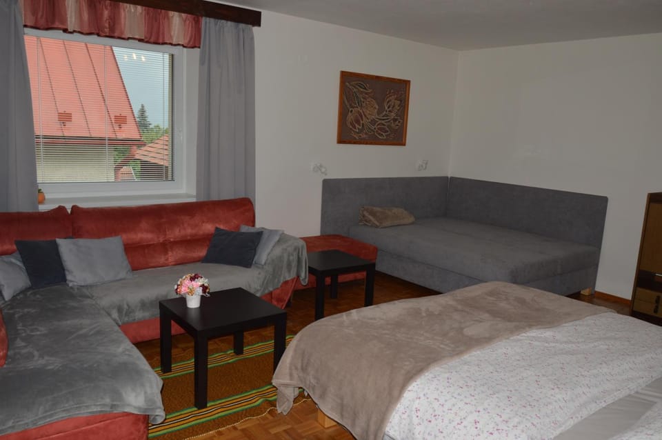 Photo of the whole room, Seating area