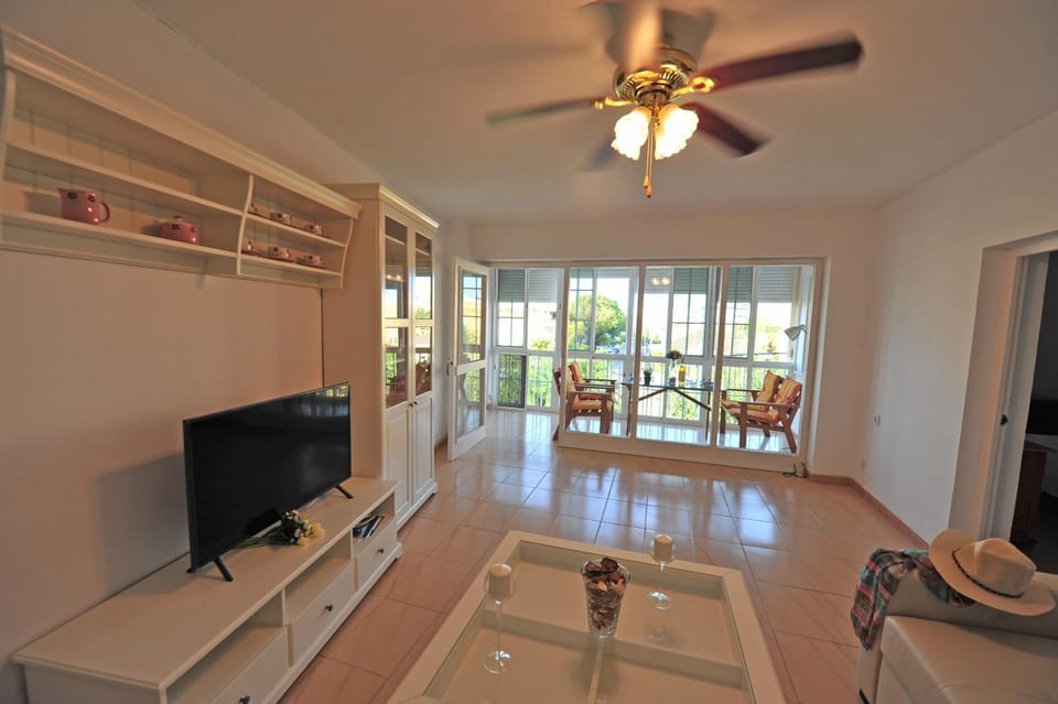 TV and multimedia, Balcony/Terrace, Living room, Landmark view, Sea view