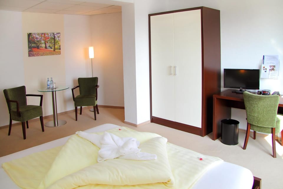 Photo of the whole room, Decorative detail, Seating area, Bedroom