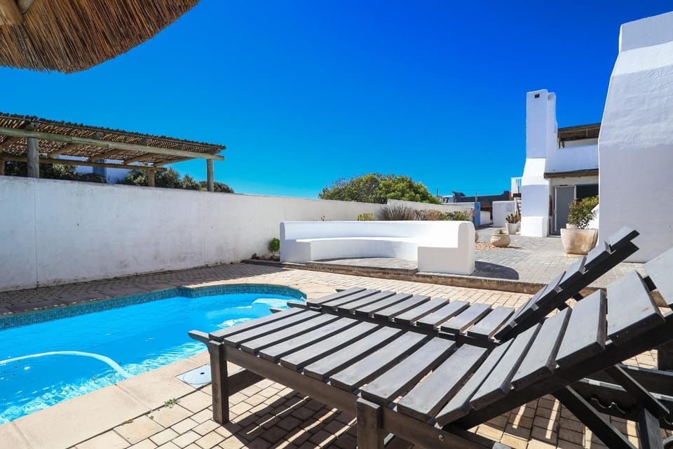 Swimming pool, sunbed