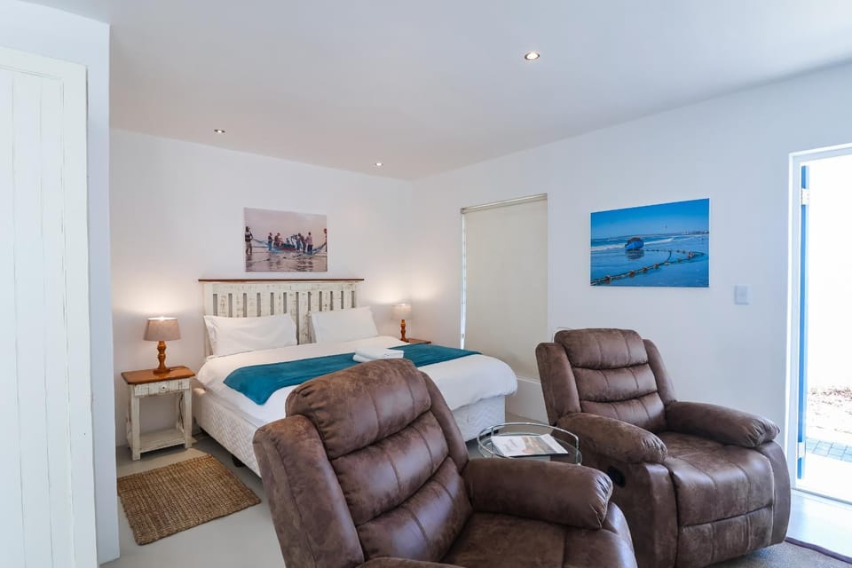 Seating area, Bedroom