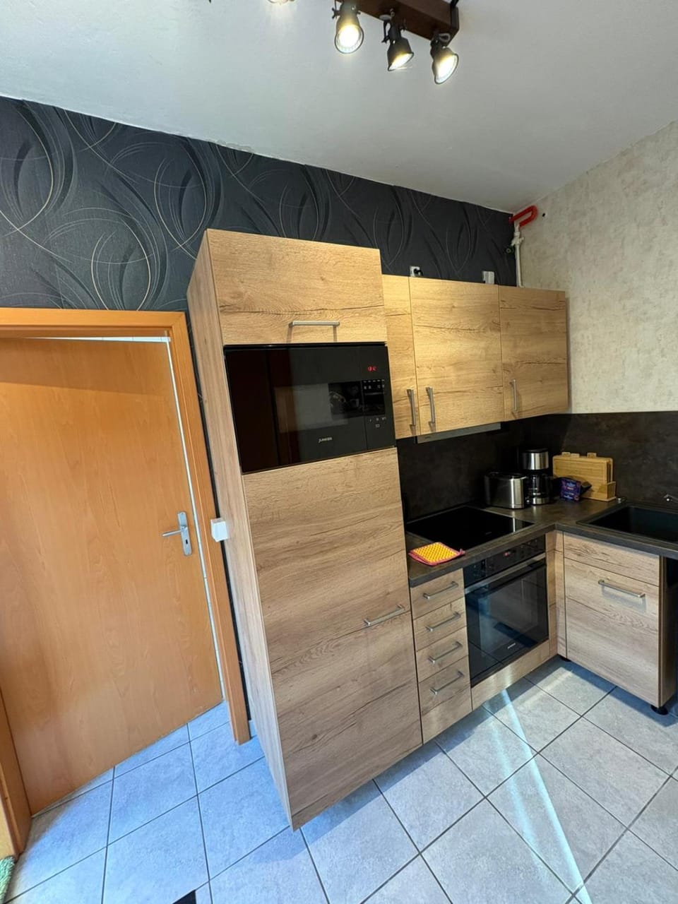 Coffee/tea facilities, Kitchen or kitchenette, microwave, stove, kitchen