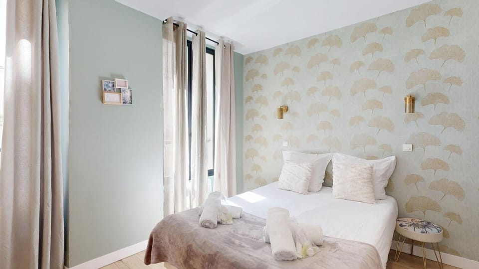 Bed, Bedroom, towels