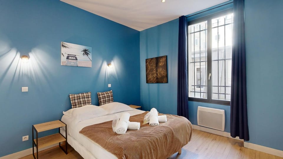 Bed, Bedroom, towels