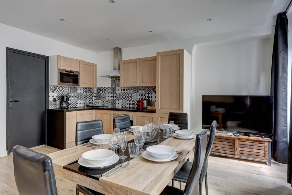 Kitchen or kitchenette, Dining area