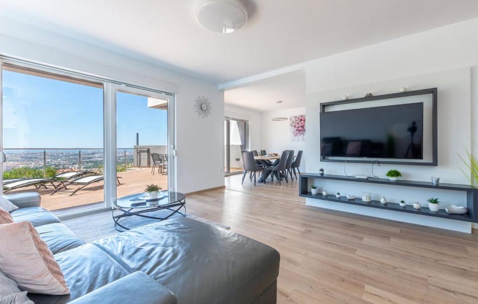 TV and multimedia, Living room, Seating area, Sea view