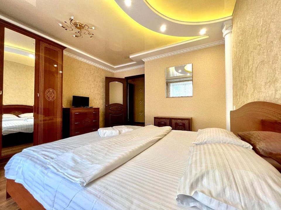 Bed, TV and multimedia, wardrobe