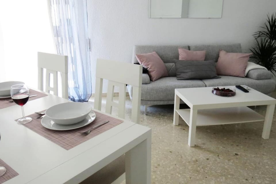 Coffee/tea facilities, Living room, Seating area, Dining area