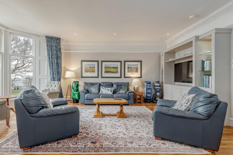Communal lounge/ TV room, Living room