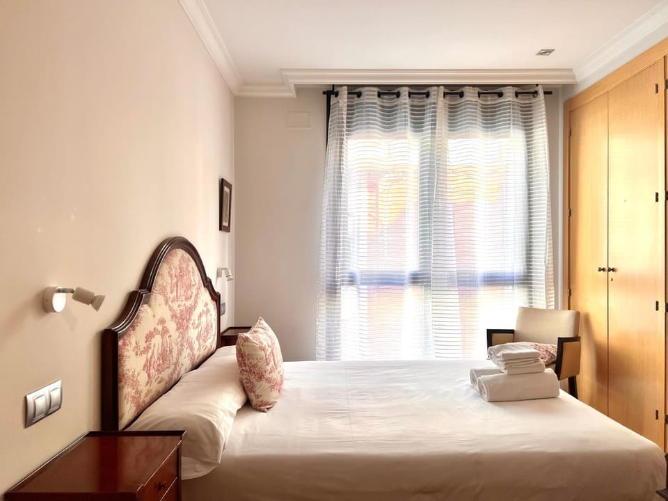 Photo of the whole room, Bedroom