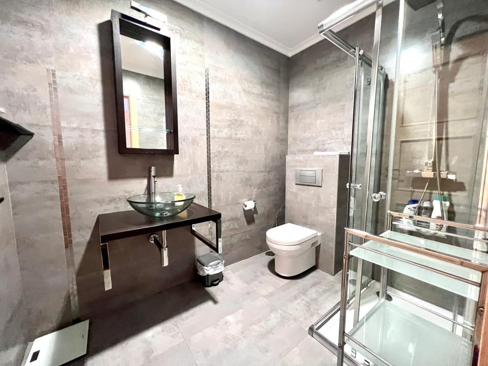 Bathroom, towels