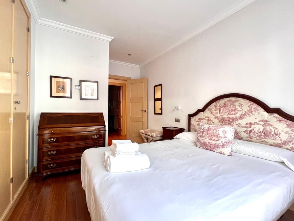 Photo of the whole room, Bedroom, wardrobe