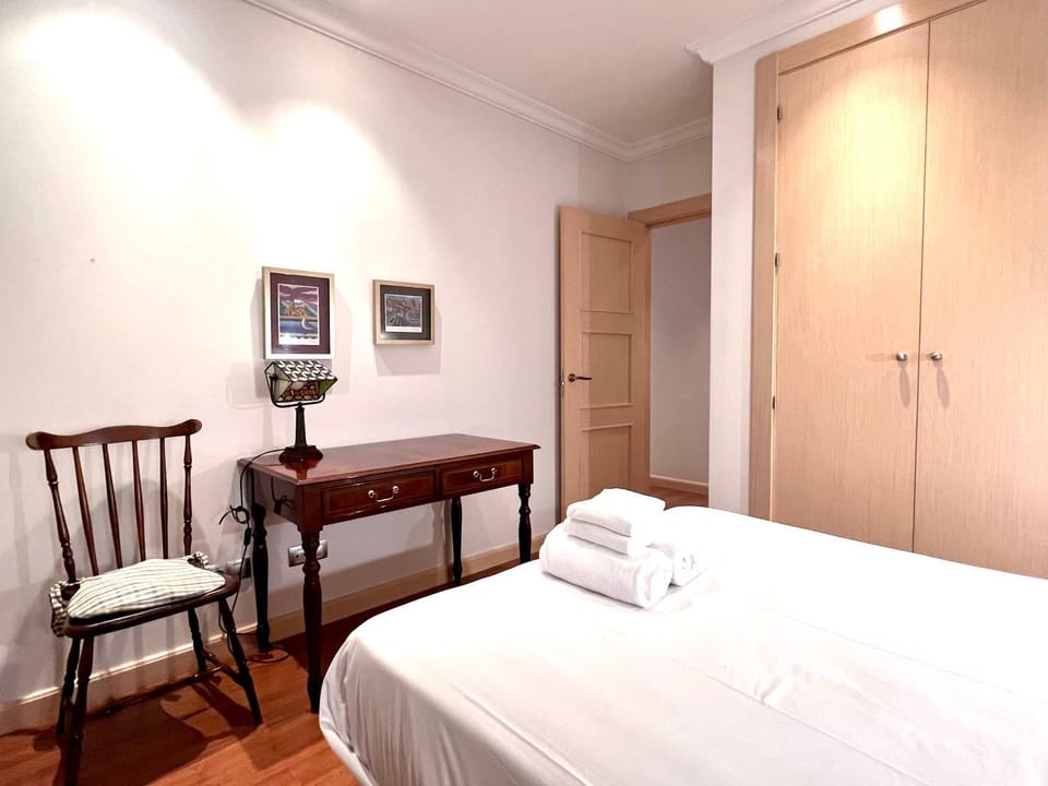 Photo of the whole room, Bedroom, towels