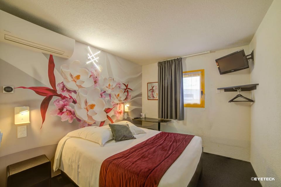 Bed, TV and multimedia, Photo of the whole room, Bedroom