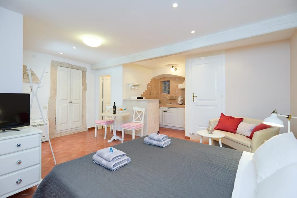 Bed, TV and multimedia, Kitchen or kitchenette, Dining area, Bedroom, towels